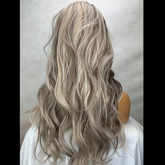 WIG - WAVE CHASER ASH 22 INCH LIGHT COOL ASHY TONE TPART WAVY - Picture 4 of 5